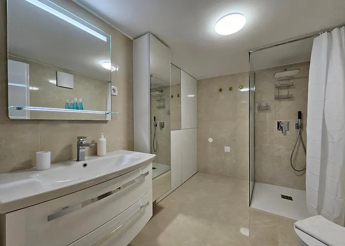 Sviti Touras By Town Hall * Ljubljana