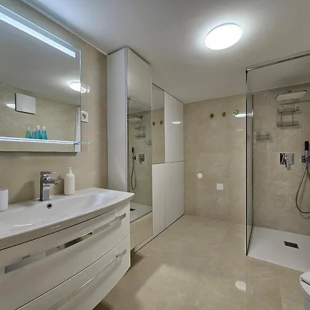 Sviti Touras By Town Hall * Ljubljana